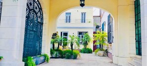 Familien-Dreibettzimmer | Minibar, Zimmersafe, individuell dekoriert, individuell eingerichtet