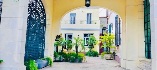 Familien-Dreibettzimmer | Minibar, Zimmersafe, individuell dekoriert, individuell eingerichtet