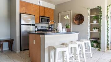 Réfrigérateur, micro-ondes, four, plaque de cuisson