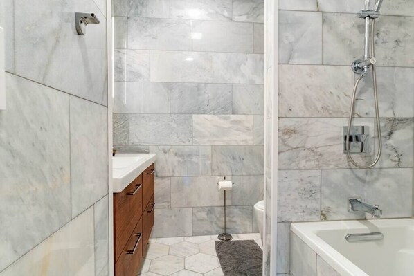 Haartrockner, Bidet, Handtücher, Seife