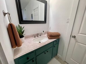 SĂšche-cheveux, bidet, serviettes fournies, savon