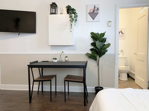 Cozy Bachelor Condo, Downtown,  WiFi & Smart TV