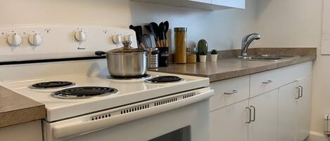 Réfrigérateur, four à micro-ondes, un four, surface de cuisson