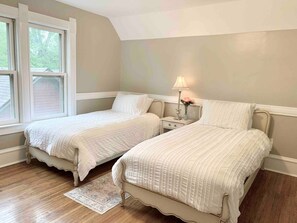 4 Schlafzimmer, Schreibtisch, Bügeleisen/Bügelbrett, WLAN