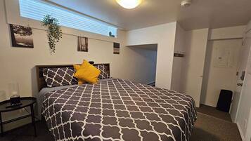 1 bedroom, desk, iron/ironing board, WiFi