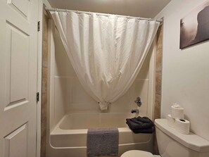 Tina, secadora de cabello, toallas 