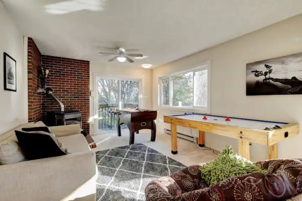 TV connectée, cheminée, baby-foot, livres