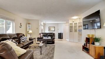 TV connectée, cheminée, baby-foot, livres