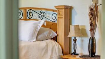 3 chambres, bureau, fer et planche à repasser, lit parapluie