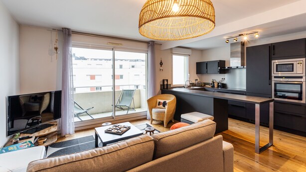 A modern apartment with a living room, kitchenette, and balcony. - Le ViLoNa - T3 moderne avec parking privé (Rennes)