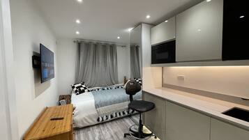 1 bedroom, desk, free WiFi, bed sheets