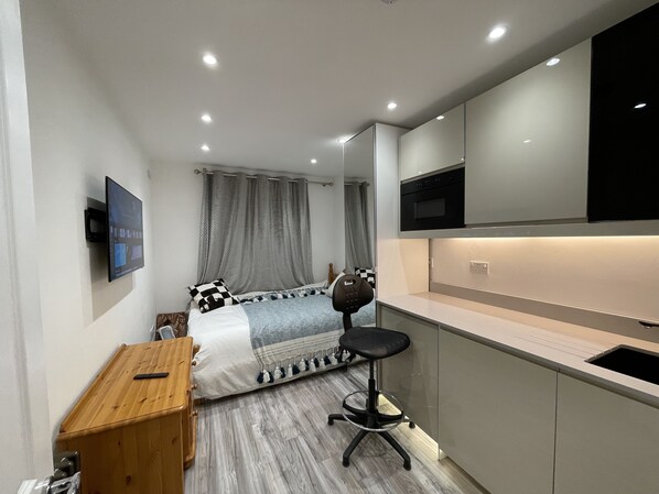 1 habitación, escritorio, wifi gratis y ropa de cama
