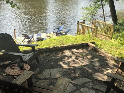 Waterfront Oasis w/ Great Views, 5 beds & deck over the Creek!