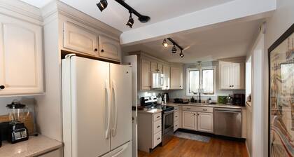 Stunning 5 bed Waterfront Oasis with deck over the River