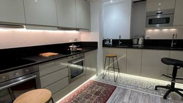Kühlschrank, Mikrowelle, Ofen, Herdplatte