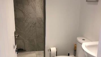 Douche, sĂšche-cheveux, serviettes fournies, savon