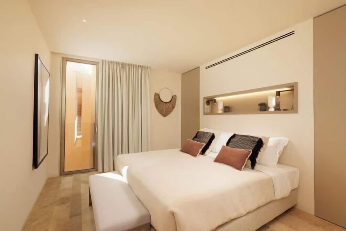 In-room safe, soundproofing, WiFi (free), bed sheets