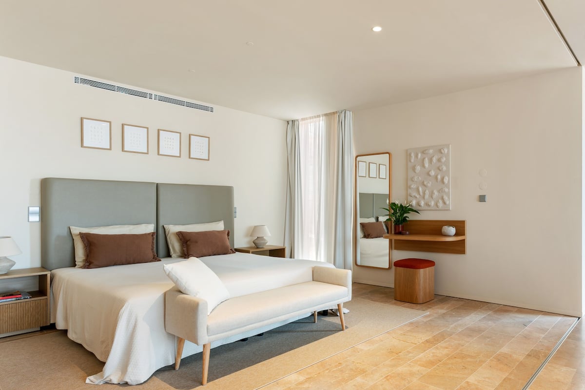 In-room safe, soundproofing, WiFi (free), bed sheets