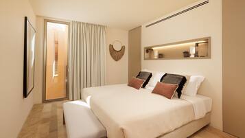 In-room safe, soundproofing, free WiFi, bed sheets