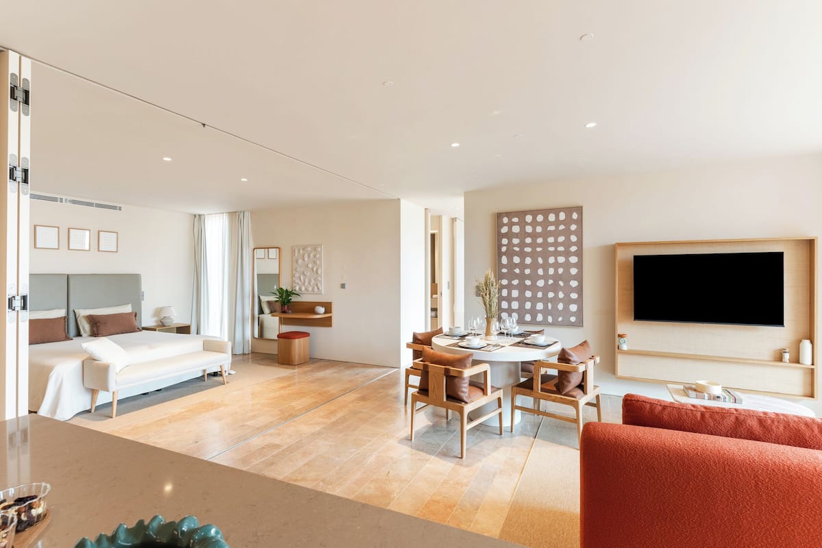 Deluxe Apartment, 2 Bedrooms, Garden View | In-room safe, soundproofing, WiFi (free), bed sheets