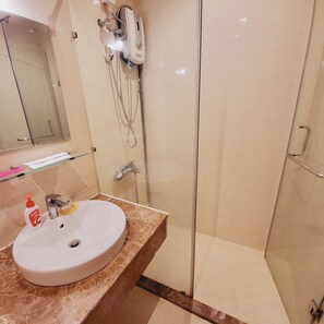 Dusj, hårføner, bidé og håndklær