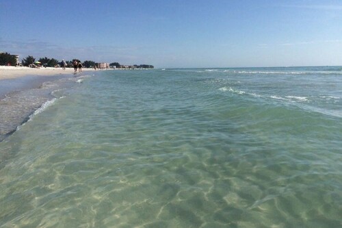 Blue Octopus~Walk 2 beach & Johns Pass~King Bed