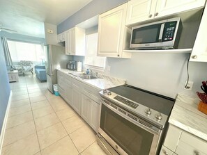 Refrigerador, microondas, horno y parrilla de estufa