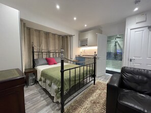 1 bedroom, desk, free WiFi, bed sheets