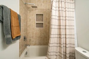 Handtücher, Seife, Shampoo, Toilettenpapier