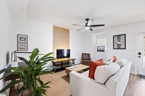 TV - Quaint & cozy living minutes from downtown Raleigh (Raleigh)