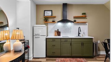 Réfrigérateur, micro-ondes, plaque de cuisson, cafetière/bouilloire