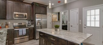 Family or Business - Sleeps 30, less than 1/4 mile Buckroe Beach!