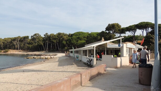 A beachside café with outdoor seating, a sandy beach, and a view of the sea. - Spacious & comfortable T2 air-conditioned 3* Wifi, Private parking, Beach 100m (Saint-Mandrier-sur-Mer)