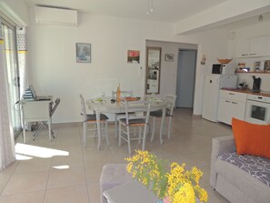 Fernseher, DVD-Player, Bücher