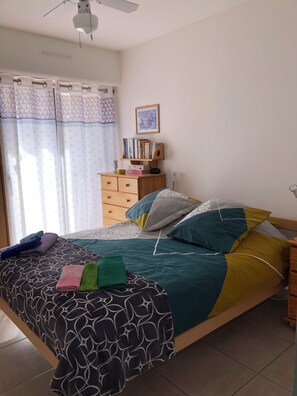 1 quarto, escrivaninha, ferros/tábuas de passar roupa, berço de viagem