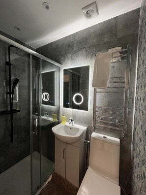 Bruser, hårtørrer, håndklæder, Sæbe