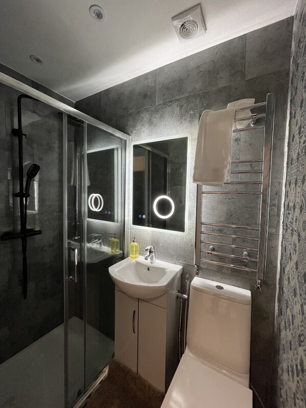 Douche, séchoir à cheveux, serviettes fournies, savon