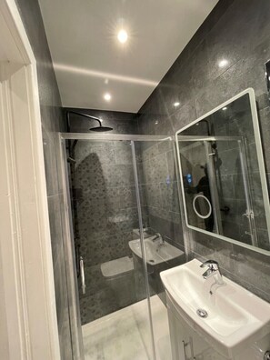 Douche, séchoir à cheveux, serviettes fournies, savon