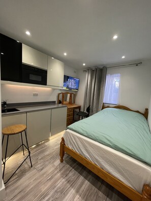 1 bedroom, desk, free WiFi, bed sheets
