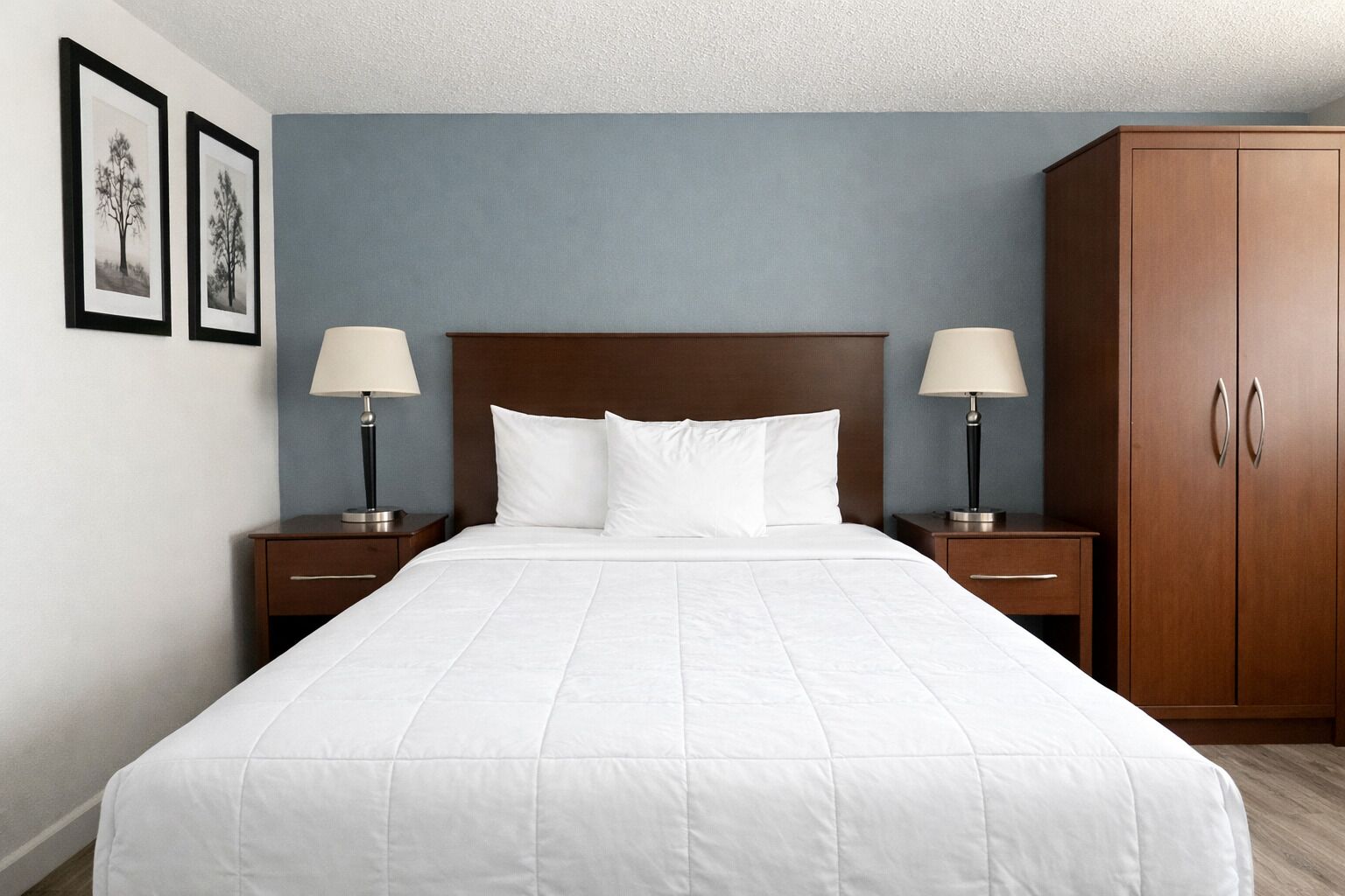 Desk, laptop workspace, soundproofing, free WiFi