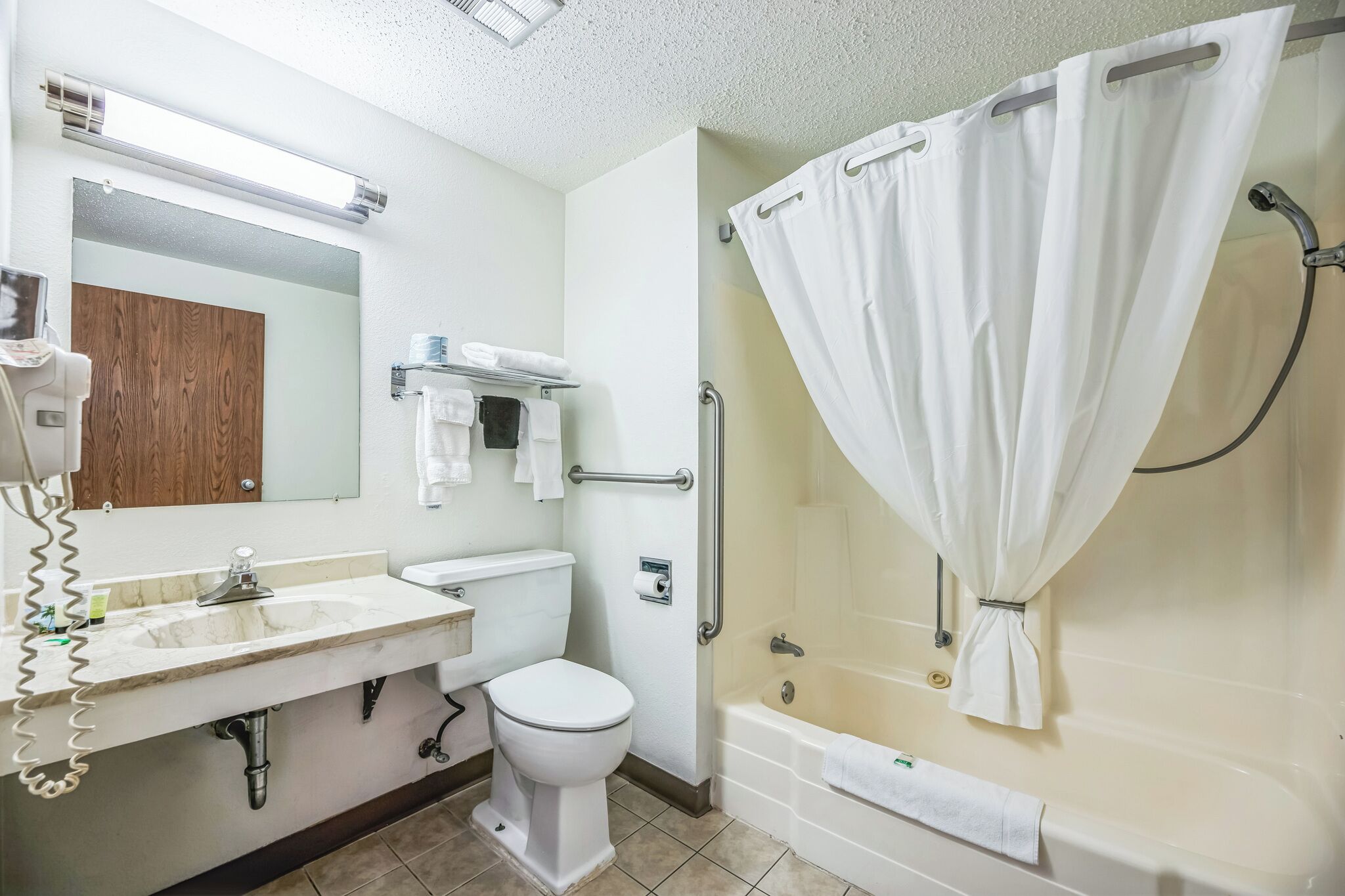 Un bagno con lavandino, WC e vasca.