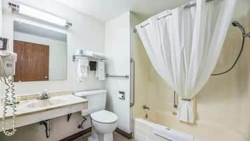 Un bagno con lavandino, WC e vasca.