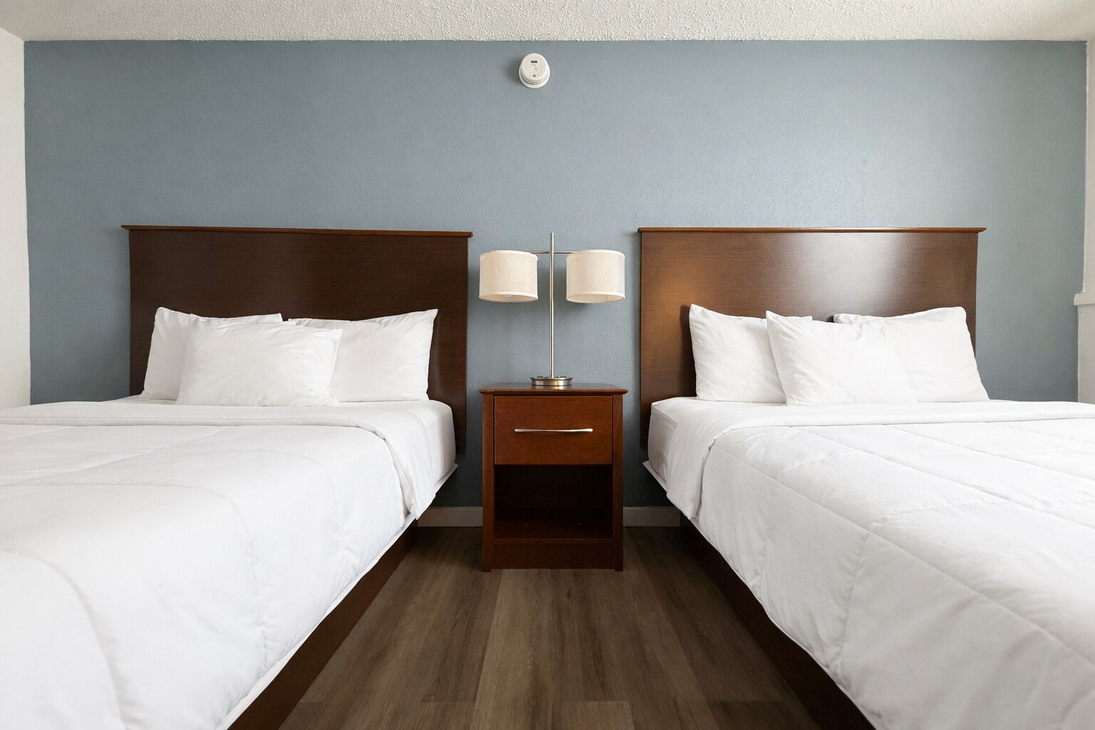 Standard-Doppelzimmer | Schreibtisch, laptopgeeigneter Arbeitsplatz, schallisolierte Zimmer