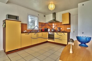 Kühlschrank, Mikrowelle, Wasserkocher mit Kaffee-/Teezubehör