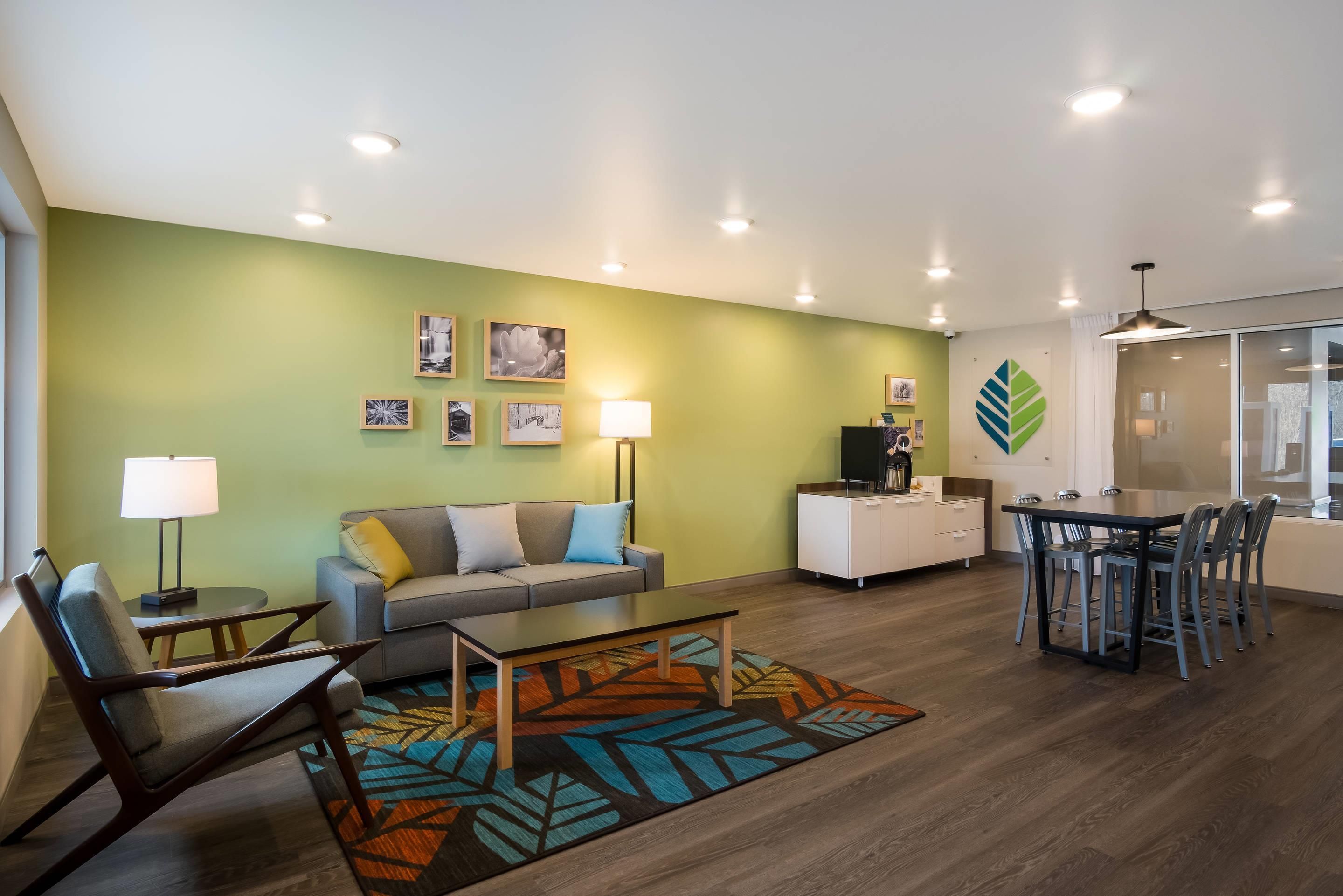 Una sala de estar moderna con sofá, mesa de centro y comedor.