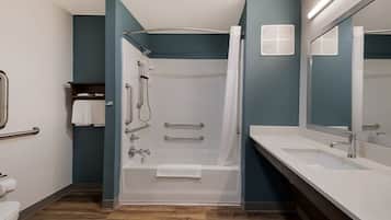Un baño moderno con ducha, inodoro y lavamanos.