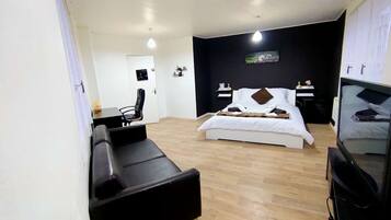 4 bedrooms, desk, soundproofing, iron/ironing board