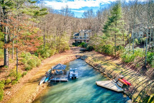 Spacious lake home with firepit, 3 fireplaces, pool table & shared amenities