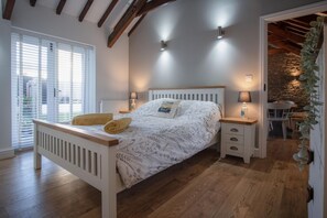 3 bedrooms, WiFi - The Old Stables - 3 Bedroom Cottage - Angle (Angle)