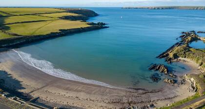 The Old Stables - 3 Bedroom Cottage - Angle